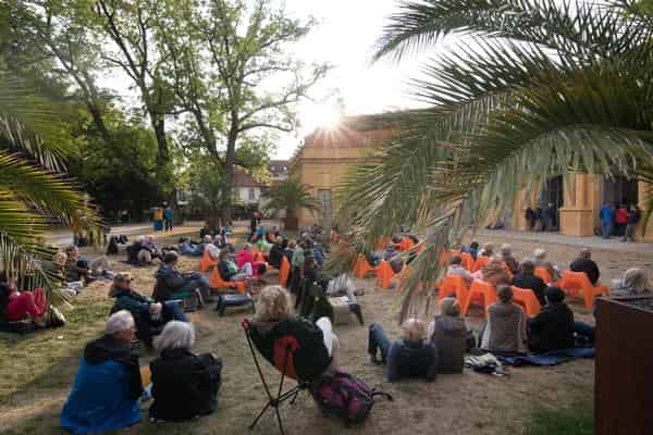 Publikum vor der Orangerie 